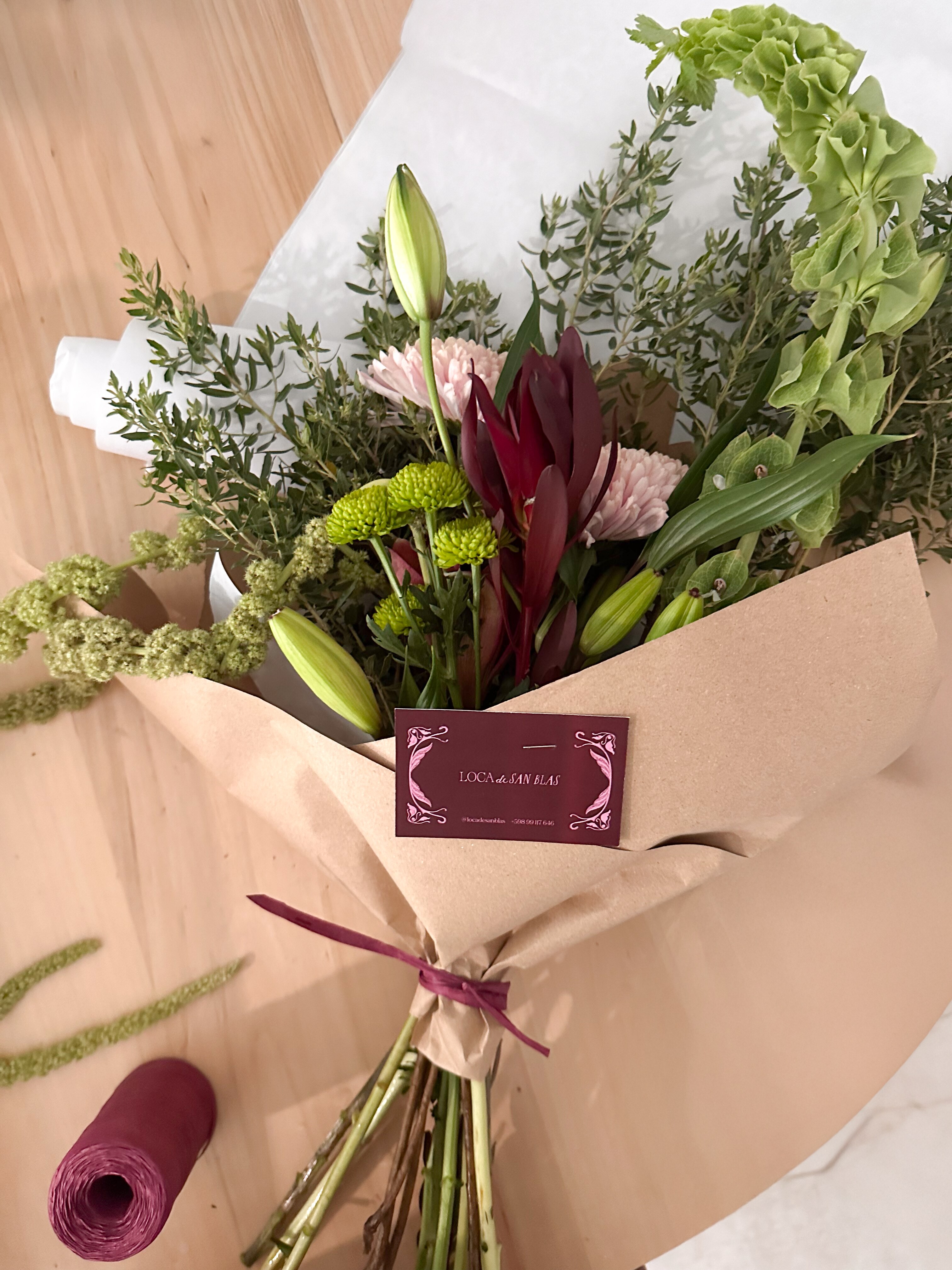 Ramo con protea bordó y campanas de Irlanda